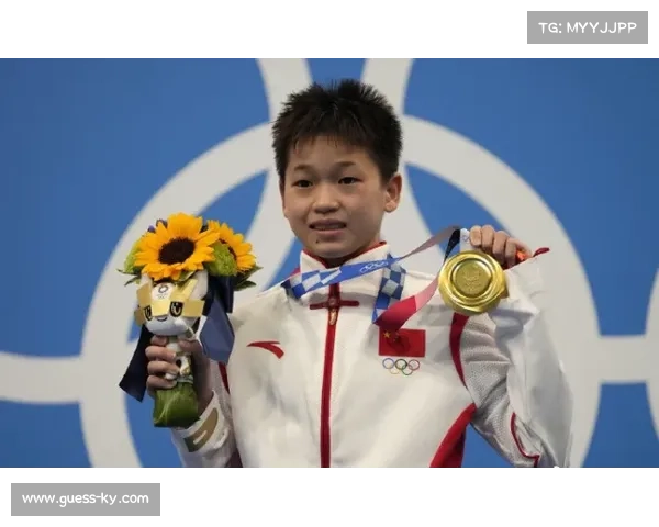 四川小将卢为女单摘银，赛后与陈芋汐互相致意